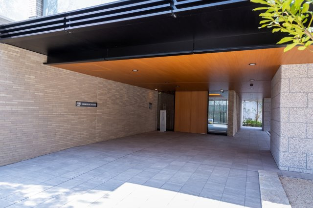 【Coach entrance】東京都立産業技術高等専門学校側のエントランスがあります。駐車場の出入り口もございます。