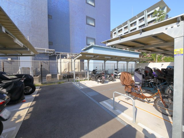 【Bicycle parking lot 駐輪場】月額400～600円（サイズ・重量等制限あり）。世帯数335戸に対し駐輪場は550区画ございます。