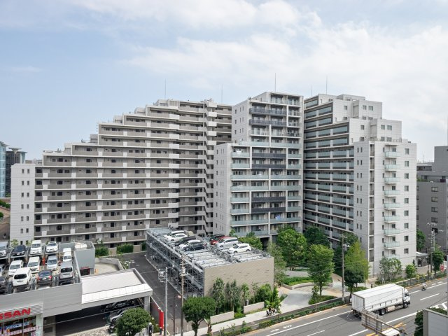 【Structure 構造】地盤面から約25mの固く安定した支持層まで63本の杭が打込まれています。溶接閉鎖型帯筋とダブル配筋によりコンクリートの拘束性を高め高耐震性が期待されています。