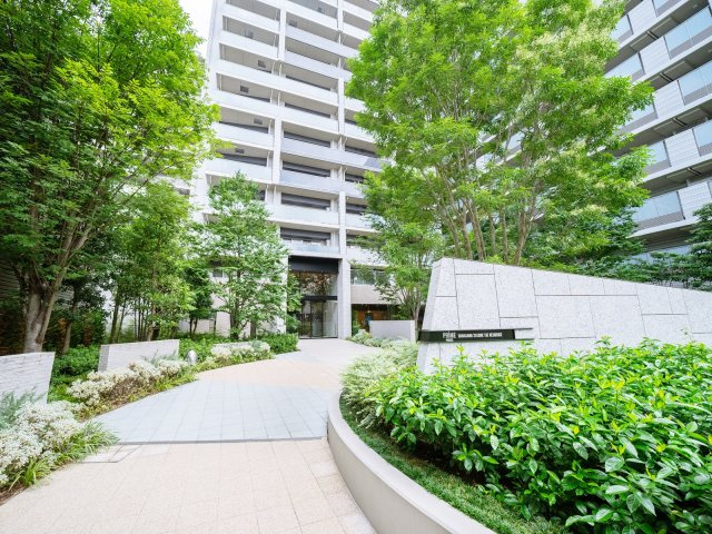 【Entrance】美しい緑の庭ガーデンサークルが訪れる人を潤いと癒しで出迎えてくれます。円形花壇とその周囲を包む遊歩道にはベンチが設置され憩いの場としても活躍してくれます。
