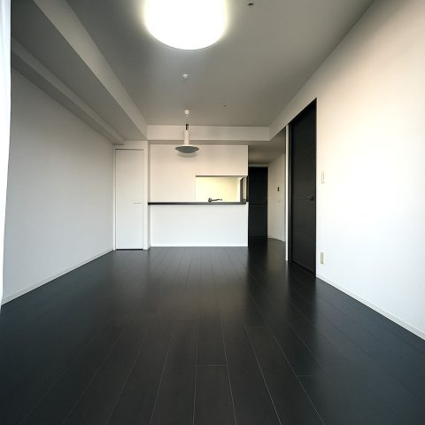 【居間・リビング】 | 【リビングダイニング】約14.2帖のLDK（※居住中、家具等空室加工）