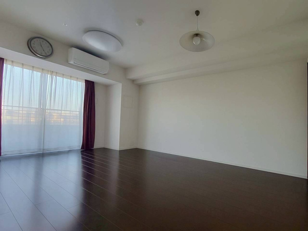 【居間・リビング】 | 【リビングダイニング】約14.2帖のLDK（※居住中、家具等空室加工）