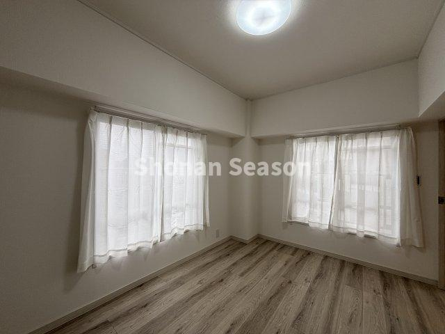 【洋室】 | 湘南の心地良い風が吹き抜ける２面採光◎