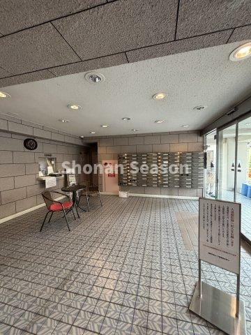 【エントランス】 | 日勤で管理体制良好！即お引渡しも可能ですよ♪