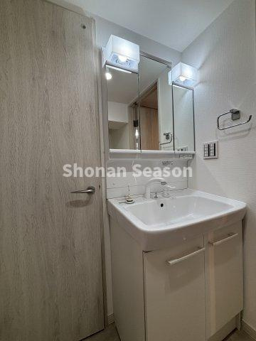 【独立洗面台】 | シャワータイプでお掃除楽々！機能性に優れた独立洗面台を完備♪