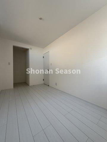 【洋室】 | 幅広い世代に馴染む全室フローリング♪日々のお手入れもラクラク◎