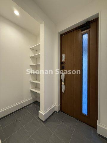 【玄関】 | ベビーカーなどの大きな荷物も汚れを気にせずに収納できる「SIC」付き！