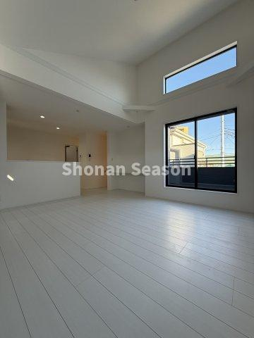 【居間・リビング】 | 2階リビングにつき陽当たり良好♪室内ゆったり18.2帖◎