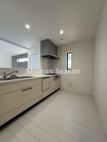 【キッチン】 | リビングを見渡せる対面式カウンターキッチン。
料理の配膳もスムーズにできます♪