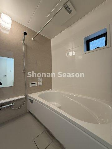 【浴室】 | あると嬉しい「浴室乾燥機」に「追焚機能」を備えた快適なバスルーム。