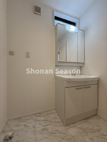 【独立洗面台】 | ミラー裏にもたっぷり収納をご用意。洗面周りがすっきり片付きます♪