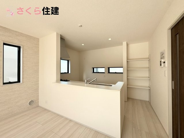 リーブルガーデン　第1小山中久喜　３号棟のキッチン|家族の会話が弾み、お料理の間も子どもに目配りが出来る対面式カウンターキッチン♪裏にはパントリー完備
