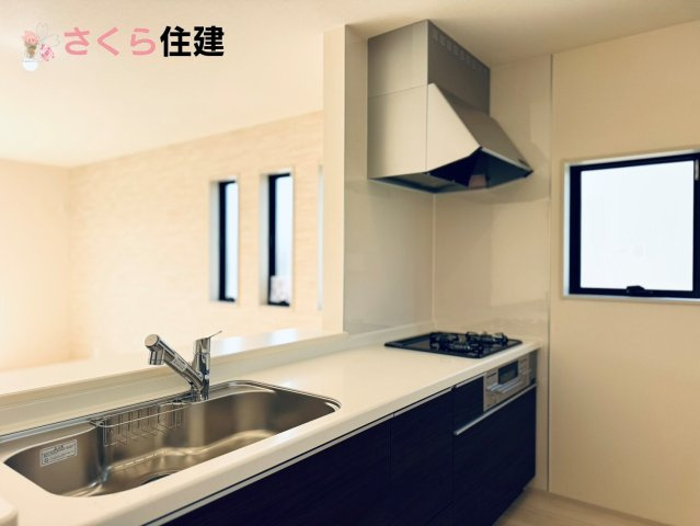 リーブルガーデン　第1小山中久喜　３号棟のキッチン|お子様と並んで料理をしても余裕のゆとりのキッチン。お子様と一緒に料理も叶いますよ♪