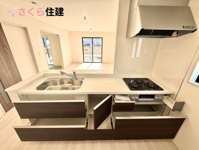 リーブルガーデン　第1小山中久喜　３号棟のキッチン|キッチン下収納は奥まで引き出せるので、大きく屈まなくても楽に必要なものがパッと取り出せます！