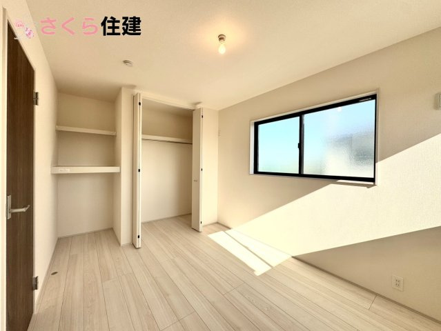 リーブルガーデン　第1小山中久喜　３号棟の洋室|各部屋に収納あります！荷物が多い子育て世代や、趣味道具の多い方にもうれしいですね！