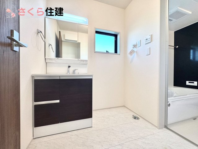 リーブルガーデン　第1小山中久喜　３号棟の独立洗面台|ゆとりある広さの洗面所。両サイド収納の洗面台で、二人ならんで同時の身支度もスムーズです