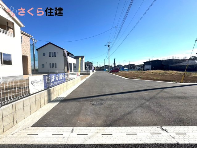 リーブルガーデン　第1小山中久喜　３号棟の前面道路含む現地写真|前面道路南側6ｍ公道　車通りも少なく、お子様とのお散歩も安心してできる閑静な住宅地！