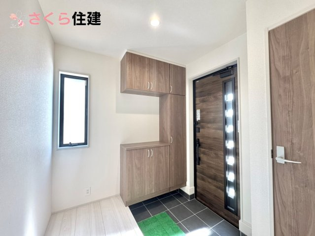 リーブルガーデン　第1小山中久喜　３号棟の玄関|人を迎え入れる最初の場所は清潔感がある空間にして、帰った時も『我が家』を最初に感じて貰える素敵な空間