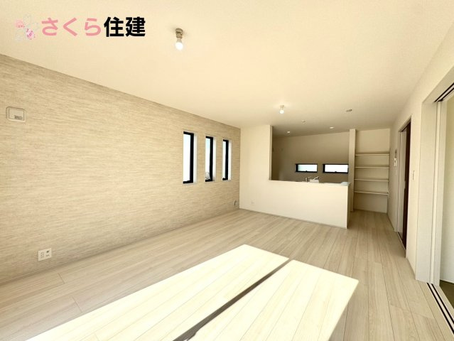 リーブルガーデン　第1小山中久喜　３号棟の居間・リビング|16帖LDKはキッチンで家事をしながらでもお子様に一対一で向き合える時間が作れます！！
