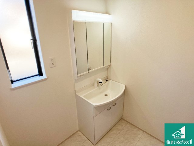 明石市二見町西二見　新築一戸建ての独立洗面台|清潔感のある洗面台です。フラットな鏡は掃除がしやすく毎日清潔！鏡裏には収納があるのでスッキリとした洗面台が保てます。