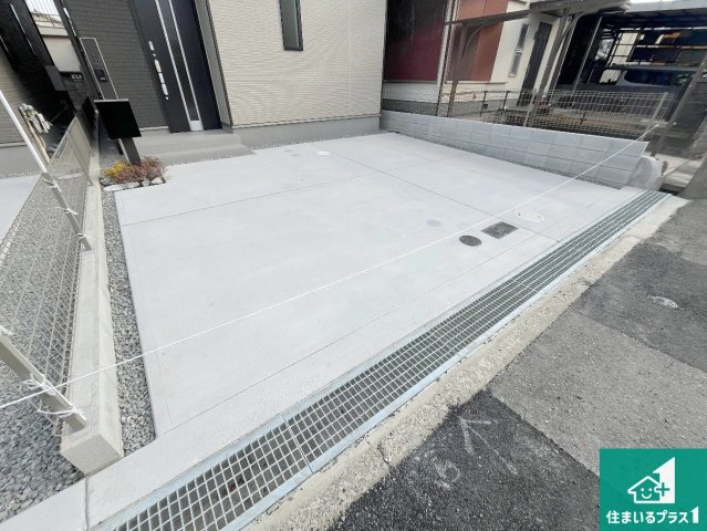 明石市二見町西二見　新築一戸建ての駐車場|並列2台駐車可能！ゆとりの駐車スペースで車庫入れもスムーズ！

