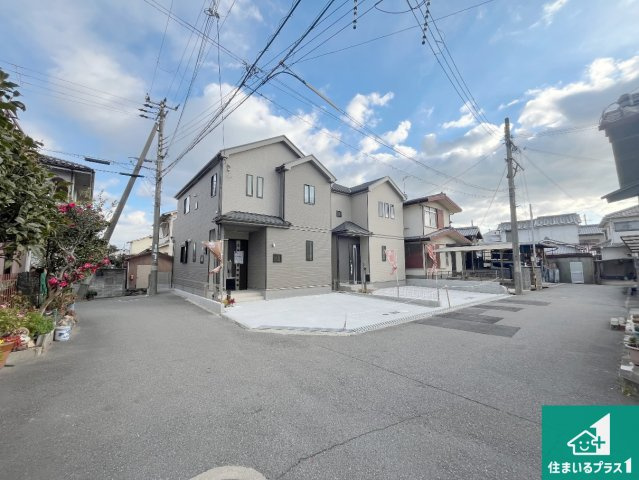 明石市二見町西二見　新築一戸建ての前面道路含む現地写真|周辺は閑静な住宅街！前面道路広々で車の出し入れも便利です。駐車が苦手な方でも安心して車庫入れできます！