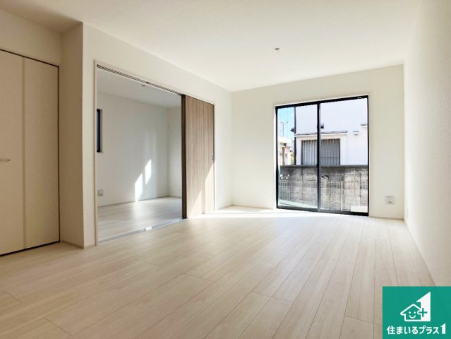 明石市二見町西二見　新築一戸建ての居間・リビング|日当たり良好の明るいリビングで朝の目覚めもスッキリできそう！対面キッチンでご家族のコミュニケーションも自然と増える設計！小さなお子様が遊ぶスペースを作っても広々とくつろげるLDK！