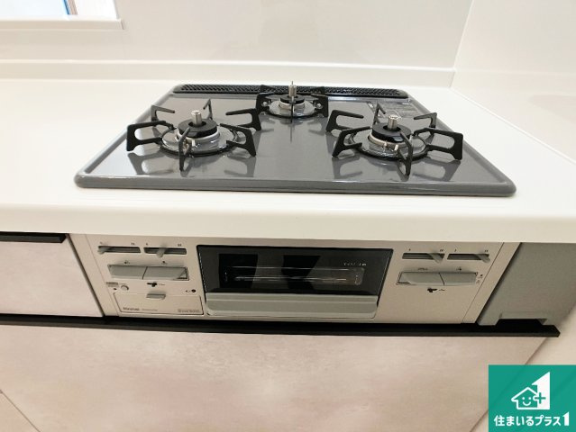 明石市二見町西二見　新築一戸建ての設備|ダブル高火力Ｓｉセンサー付きコンロ！３口あるので、まとめて料理をする時も大活躍！