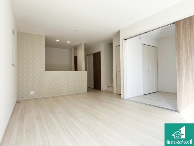 明石市二見町西二見　新築一戸建ての居間・リビング|シンプルなリビングは、観葉植物等のインテリアを楽しめますね！パパ好みにも、ママ好みにも家具次第で雰囲気を変えることができます！