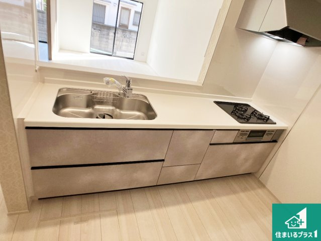 明石市二見町西二見　新築一戸建てのキッチン|リビングと統一感があり、使い勝手のいいキッチン。広々としているので、二人並んで作業が出来ちゃいます。お子様と一緒に色々なお料理に挑戦できるスペースがあります。