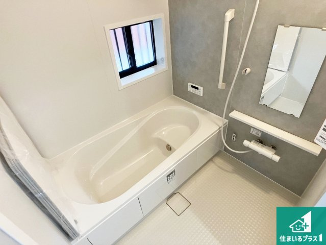 明石市二見町西二見　新築一戸建ての浴室|足をゆったり伸ばして寛げる浴槽です。窓が設けられていますので差し込む光が明るく穏やかな雰囲気にしてくれます♪浴室乾燥機も設置しているので、雨の日の洗濯物も安心です♪