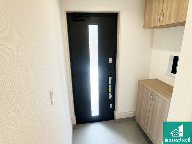 明石市二見町西二見　新築一戸建ての玄関|シューズボックスにはたくさんの靴が収納できるので玄関周りはいつもスッキリ！ご家族が増えても安心！