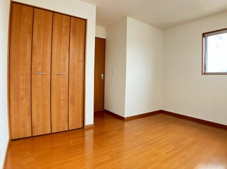 【洋室】 | 岡崎市上地町宝六　戸建 | 約6.5帖の２階西側洋室