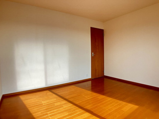 【洋室】 | 岡崎市上地町宝六　戸建 | 約７帖の２階中部屋