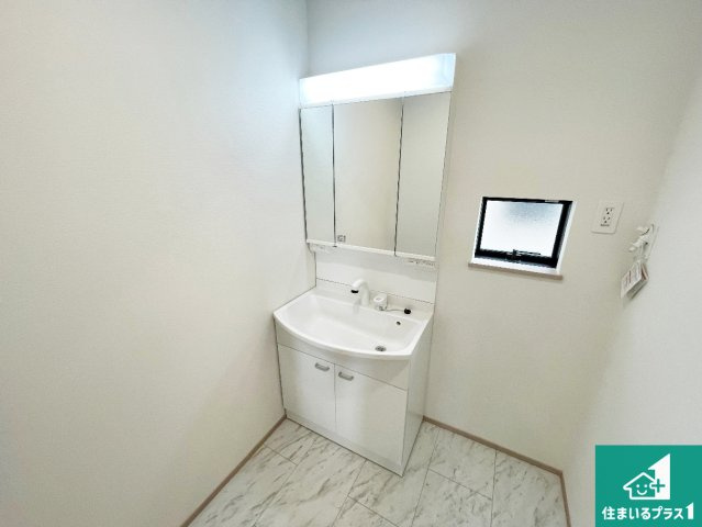 神戸市西区春日台　新築一戸建ての独立洗面台|清潔感のある洗面台です。フラットな鏡は掃除がしやすく毎日清潔！鏡裏には収納があるのでスッキリとした洗面台が保てます。