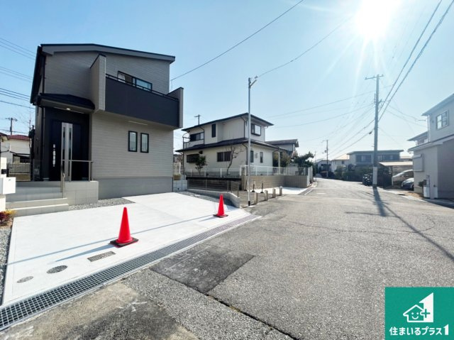 神戸市西区春日台　新築一戸建ての前面道路含む現地写真|周辺は閑静な住宅街！前面道路広々で車の出し入れも便利です。駐車が苦手な方でも安心して車庫入れできます！