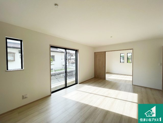 神戸市西区春日台　新築一戸建ての居間・リビング|日当たり良好の明るいリビングで朝の目覚めもスッキリできそう！対面キッチンでご家族のコミュニケーションも自然と増える設計！小さなお子様が遊ぶスペースを作っても広々とくつろげるLDK！