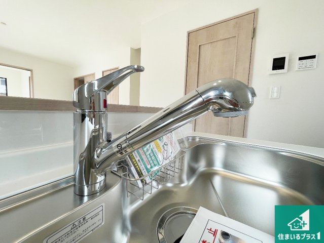 神戸市西区春日台　新築一戸建ての設備|浄水器を内蔵！炊飯時、お茶を作る時に安心してお水を使えます！お湯と冷水、浄水と原水、シャワーの切替えもワンタッチです！