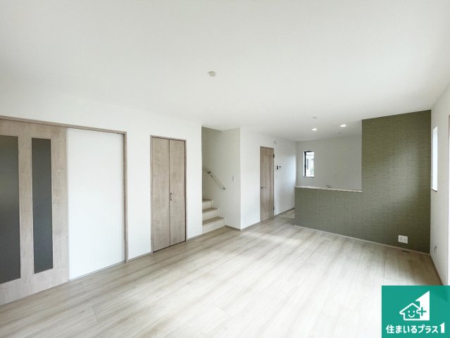 神戸市西区春日台　新築一戸建ての居間・リビング|シンプルなリビングは、観葉植物等のインテリアを楽しめますね！パパ好みにも、ママ好みにも家具次第で雰囲気を変えることができます！