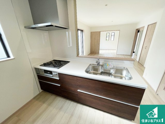 神戸市西区春日台　新築一戸建てのキッチン|リビングと統一感があり、使い勝手のいいキッチン。広々としているので、二人並んで作業が出来ちゃいます。お子様と一緒に色々なお料理に挑戦できるスペースがあります。