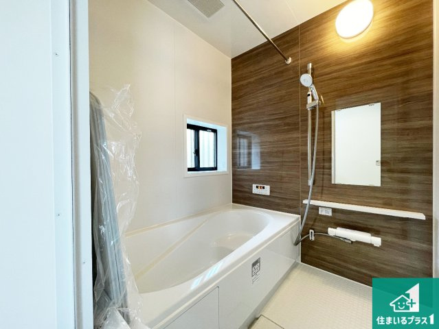 神戸市西区春日台　新築一戸建ての浴室|足をゆったり伸ばして寛げる浴槽です。窓が設けられていますので差し込む光が明るく穏やかな雰囲気にしてくれます♪浴室乾燥機も設置しているので、雨の日の洗濯物も安心です♪