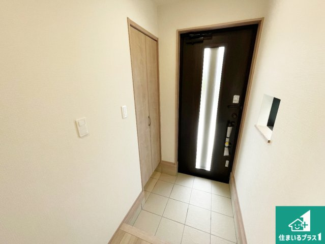 神戸市西区春日台　新築一戸建ての玄関|シューズボックスにはたくさんの靴が収納できるので玄関周りはいつもスッキリ！ご家族が増えても安心！