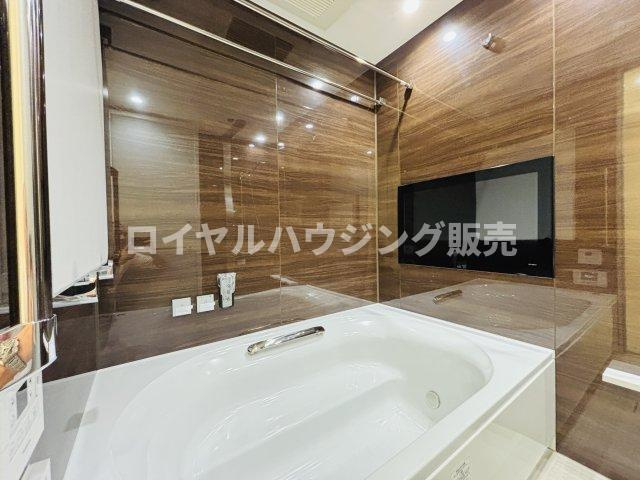 浴室テレビ付きのバスルーム。