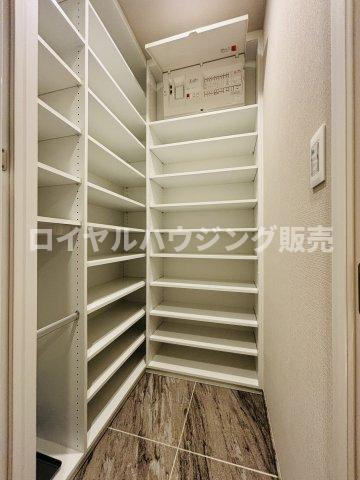 玄関に設置された大型のシューズインクローゼット。