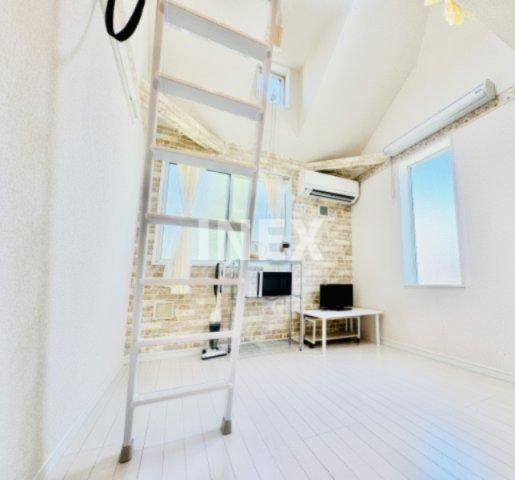 横浜市西区藤棚町２丁目のアパートの居間・リビング