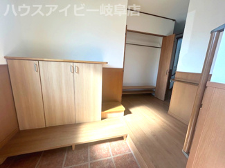 【玄関】 | 岐阜市岩地！築6年中古住宅！バリアフリー！車椅子でも生活が送れます♪周辺環境も整っております♪ | 岐阜市岩地！築6年中古住宅！バリアフリー！車椅子でも生活が送れます♪周辺環境も整っております♪