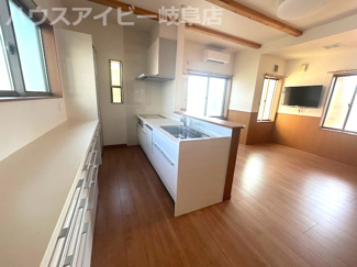 【居間・リビング】 | 岐阜市岩地！築6年中古住宅！バリアフリー！車椅子でも生活が送れます♪周辺環境も整っております♪ | 岐阜市岩地！築6年中古住宅！バリアフリー！車椅子でも生活が送れます♪周辺環境も整っております♪