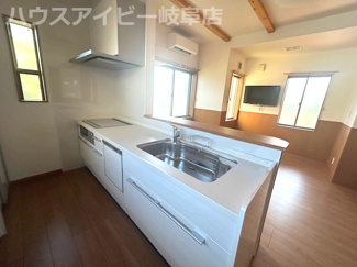 【キッチン】 | 岐阜市岩地！築6年中古住宅！バリアフリー！車椅子でも生活が送れます♪周辺環境も整っております♪ | 岐阜市岩地！築6年中古住宅！バリアフリー！車椅子でも生活が送れます♪周辺環境も整っております♪