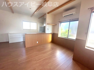 【居間・リビング】 | 岐阜市岩地！築6年中古住宅！バリアフリー！車椅子でも生活が送れます♪周辺環境も整っております♪ | 岐阜市岩地！築6年中古住宅！バリアフリー！車椅子でも生活が送れます♪周辺環境も整っております♪