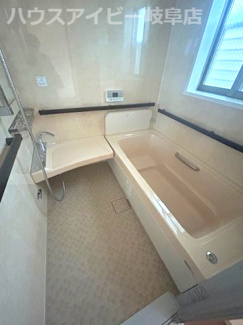 【浴室】 | 岐阜市岩地！築6年中古住宅！バリアフリー！車椅子でも生活が送れます♪周辺環境も整っております♪ | 岐阜市岩地！築6年中古住宅！バリアフリー！車椅子でも生活が送れます♪周辺環境も整っております♪